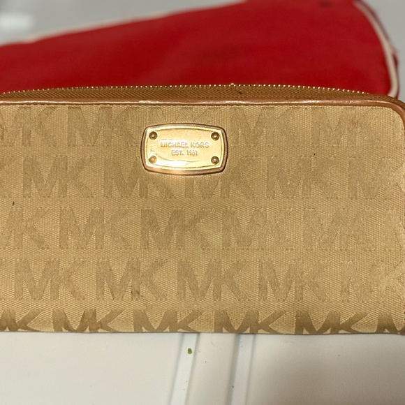 Authentic Michael Kors XL wallet - Picture 1 of 6